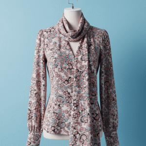 Blusa estampada larga con lazo en el cuello