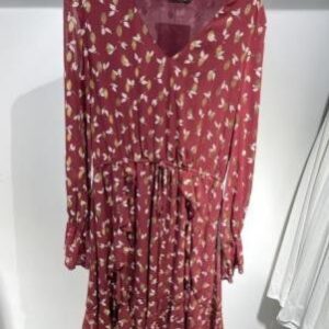 Vestido corto floral burdeos