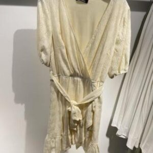 Vestido corto verde pastel con lazo