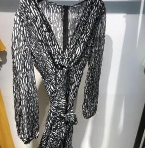 Vestido corto negro estampado