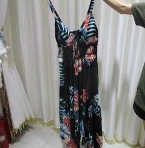 Vestido largo negro estampado hojas