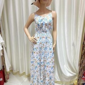 Vestido largo blanco con flores celestes