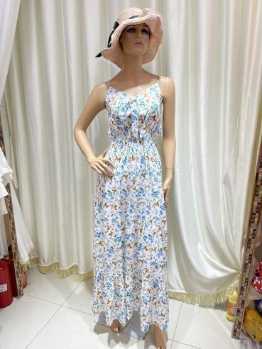 Vestido largo blanco con flores celestes