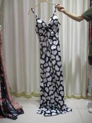 Vestido largo blanco con estampado de corazones