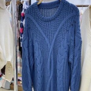 Sweater azul tejido con trenzas