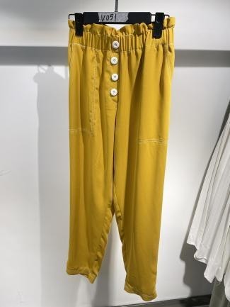 Pantalón mostaza con botones frontales