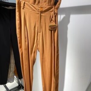 Pantalón naranja con pretina ancha