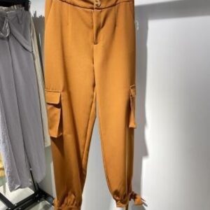 Pantalón mostaza con bolsillos cargo