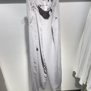 Overol blanco con botones frontales