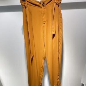 Pantalón naranja con lazo en la cintura