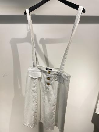 Overol corto blanco con tirantes