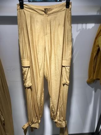 Pantalón mostaza cargo con lazos