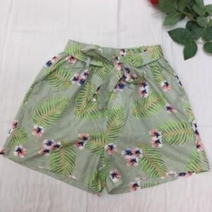 Shorts verdes con estampado floral