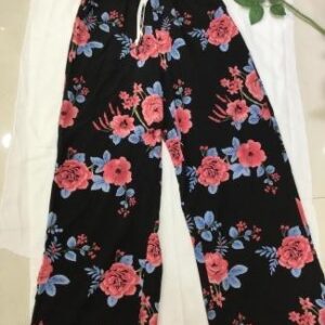 Pantalón negro con estampado floral
