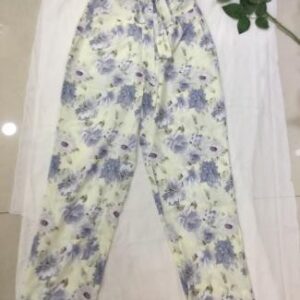 Pantalón blanco con estampado floral azul