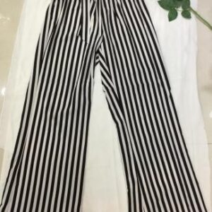 Pantalón a rayas blanco y negro