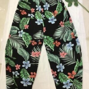 Pantalón negro con estampado tropical