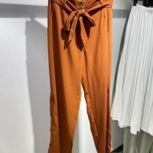 Pantalón naranja con lazo en cintura
