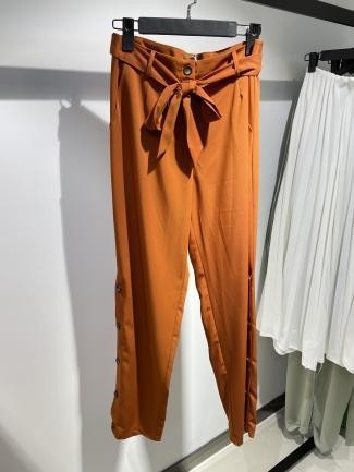 Pantalón naranja con lazo en cintura