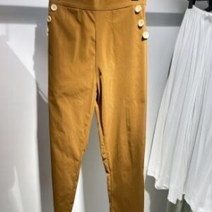 Pantalón terracota con botones dorados