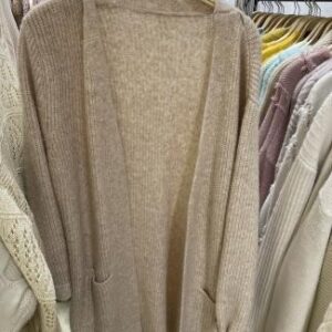 Sweater tejido liso en tono neutro