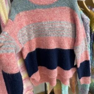 Sweater franjas en contraste cálido