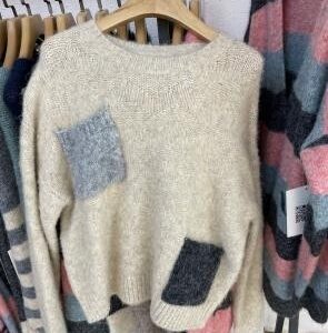 Sweater con bolsillos decorativos