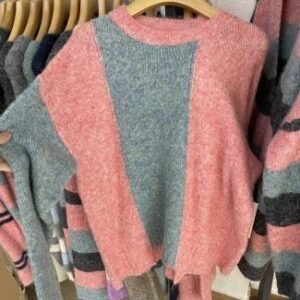 Sweater con un diseño geométrico en tonos pastel