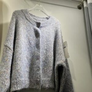 Sweater clasico con botones en el centro