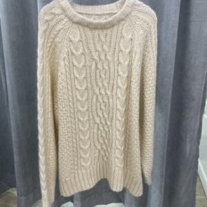 Sweater tejido calado con diseño artesanal