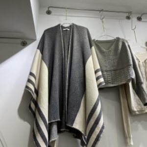 Poncho abierto en franjas