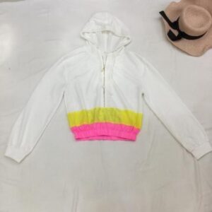 Buzo blanco con franjas de color neón