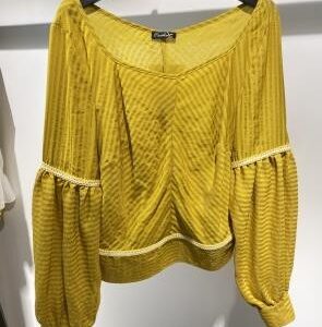 Blusa mostaza con mangas acampanadas y textura acanalada