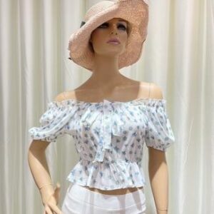 Blusa blanca con estampado azul y hombros descubiertos