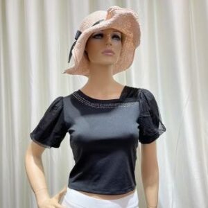 Blusa negra con mangas abullonadas