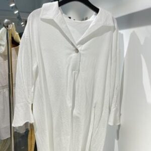 Blusa blanca con cuello abierto tipo polo