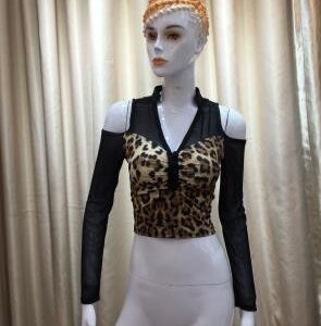 Blusa con estampado animal print y mangas negras