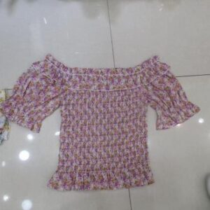 Blusa corta fruncida con estampado floral violeta