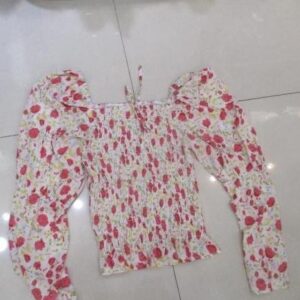Blusa blanca con estampado floral rojo y manga larga