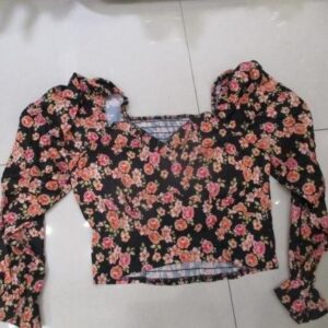 Blusa floral negra con mangas abullonadas