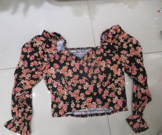 Blusa floral negra con mangas abullonadas