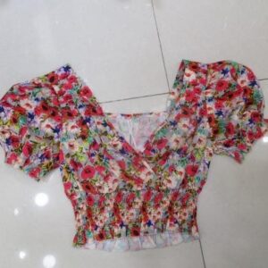 Blusa corta floral con escote en “V” y fruncido frontal