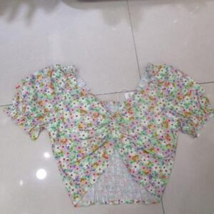 Blusa azul pastel con flores pequeñas y mangas cortas