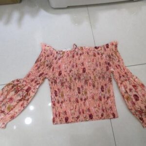 Blusa rosa con hombros descubiertos y manga globo