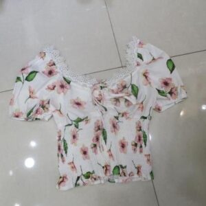Blusa blanca con flores rojas y manga corta