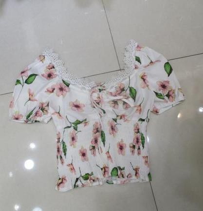 Blusa blanca con flores rojas y manga corta