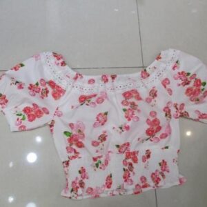 Blusa floral blanca con escote bardot y volantes