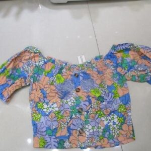 Blusa tropical azul con flores grandes y botones frontales