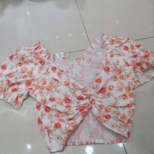 Blusa blanca con flores rosadas