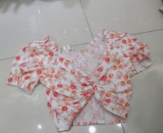 Blusa blanca con flores rosadas